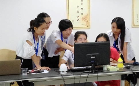  美女們互相交流學(xué)習(xí)，氣氛有點(diǎn)嚴(yán)肅啊