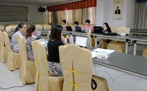 各家的客服美女真是巾幗不讓須眉啊，學(xué)習(xí)工作兩不誤